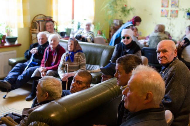 Bătrânii privesc televizorul. FOTO: Sandu Tarlev