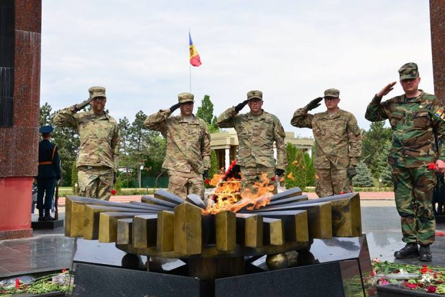 Militarii americani, alături de militarii Armatei Naționale au comemorat victimele celui de-al Doilea Război Mondial la Chișinău FOTO: Ministerul Apărării al Republicii Moldova