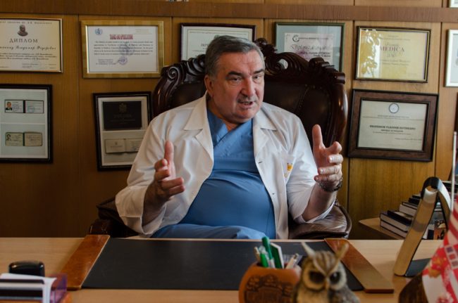 Chirurgul Vladimir Hotineanu face primul transplant de ficat. FOTO: Sandu Tarlev
