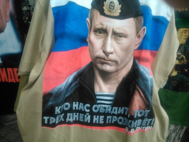 Tricou cu chipul lui Putin, în Chișinău FOTO moldNova