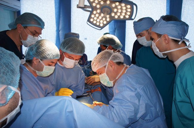 Grupul de medici chirurgi în timpul operației de transplant. FOTO: Spitalul Republican din Chișinău