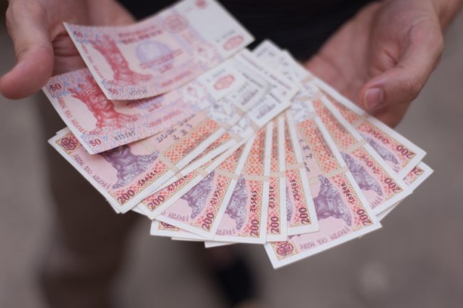 Moldovenii vor plăti o dobândă de 50 de ori mai mare decât cea stabilită pentru bănci FOTO Sandu Tarlev