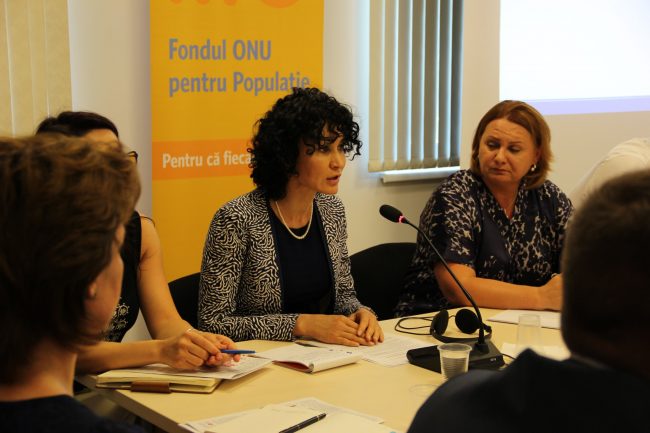 Rita Columbia (în mijloc), Reprezentantul UNFPA în Moldova.