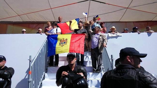 Protestatarii au ocupat trbuna oficială din centrul Chișinăului. FOTO Sandu Tarlev