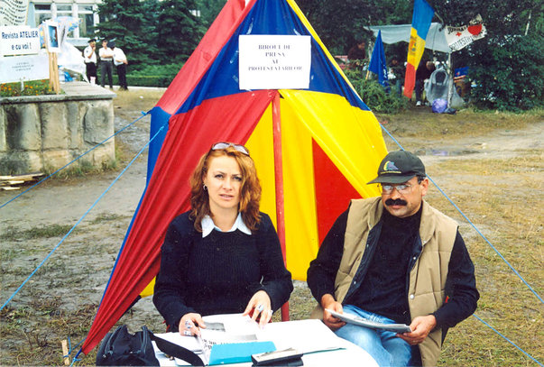 Angela Aramă în timpul grevei din 2004 de la TVM, alături de Ștefan Secăreanu FOTO Arhiva personală