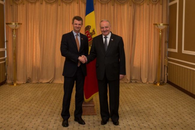 Președintele Republicii Moldova, domnul Nicolae Timofti, l-a primit astăzi,11 iulie a.c., la Reședința de Stat, pe Ambasadorul Extraordinar și Plenipotențiar al Regatului Unit al Marii Britanii și Irlandei de Nord în Republica Moldova, domnul Phil Batson, aflat la sfârșit de mandat - See more at: http://presedinte.md/rom/presa/presedintele-timofti-l-a-primit-pe-ambasadorul-marii-britanii#sthash.xNGL5KWZ.dpuf