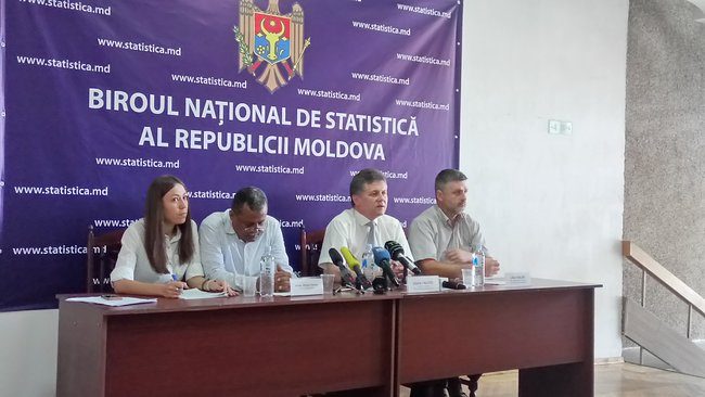 Expertul internațional Anwar Farhan, directorul BNS, Vitalie Valcov și șeful Secției metode statistice, Lilian Galer.FOTO: moldNova