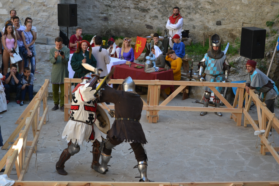 Cavalerii își dedică lupta în cinstea doamnelor. FOTO Tatiana Mitrofan
