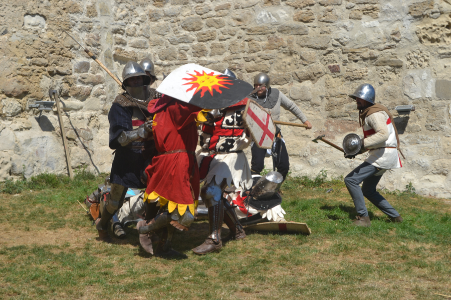 Confruntări între cavaleri, sub pereții cetății. FOTO Tatiana Mitrofan