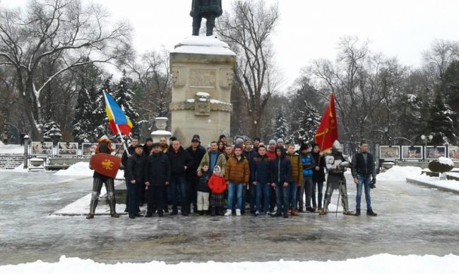 Mişcarea de Tineret „Voievod”, Federaţia de Luptă Naţională „Voievod, Asociaţia „Scutul Moldovenesc”, Asociaţia „Guvernul Tinerilor”și Fundația pentru Dezvoltare Ecologică „Ecodava din Republica Moldova la picioarele monumentului lui Ștefan cel Mare