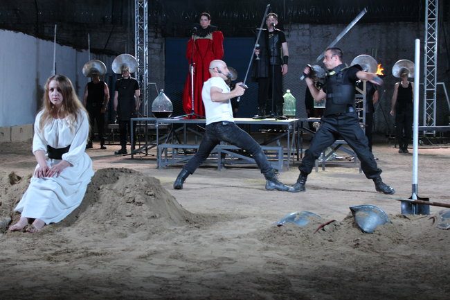 O scenă de luptă din spectacolul „Hamlet Process”. FOTO: DIP