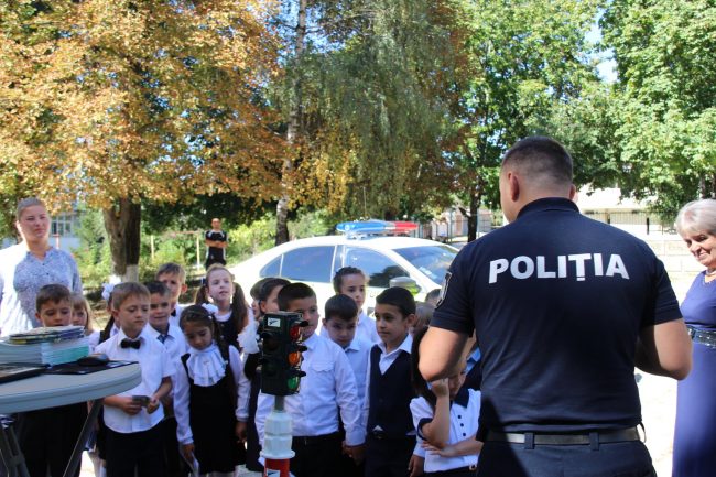 Polițiștii le-au spus elevilor ce să facă pentru a fi în siguranță Surs FOTO: igp.gov.md