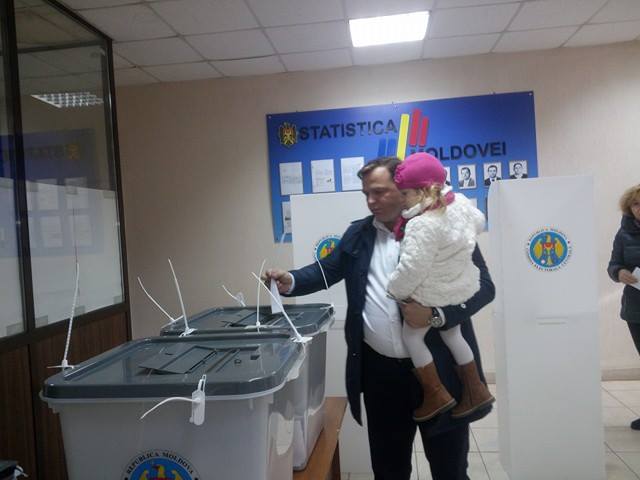 Andrei Năstase a venit la secția de votare cu fetița sa în brațe. FOTO: Vlad Țurcanu