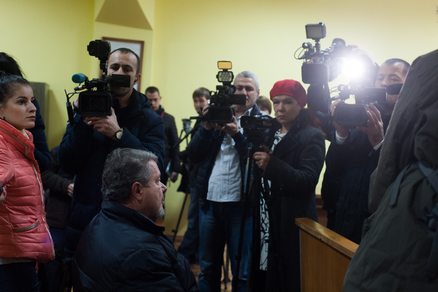 Stanislav Florea, înconjurat de presa prezentă în sala de judecată FOTO: Sandu Tarlev