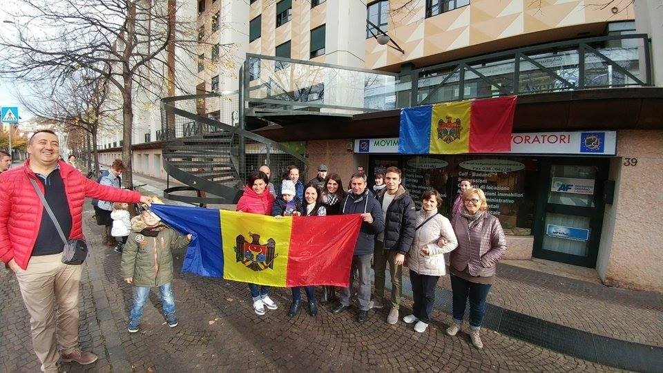 Un grup de moldoveni în fața secției de votare din orasul Bergamo, Italia. FOTO Arhivă Personală