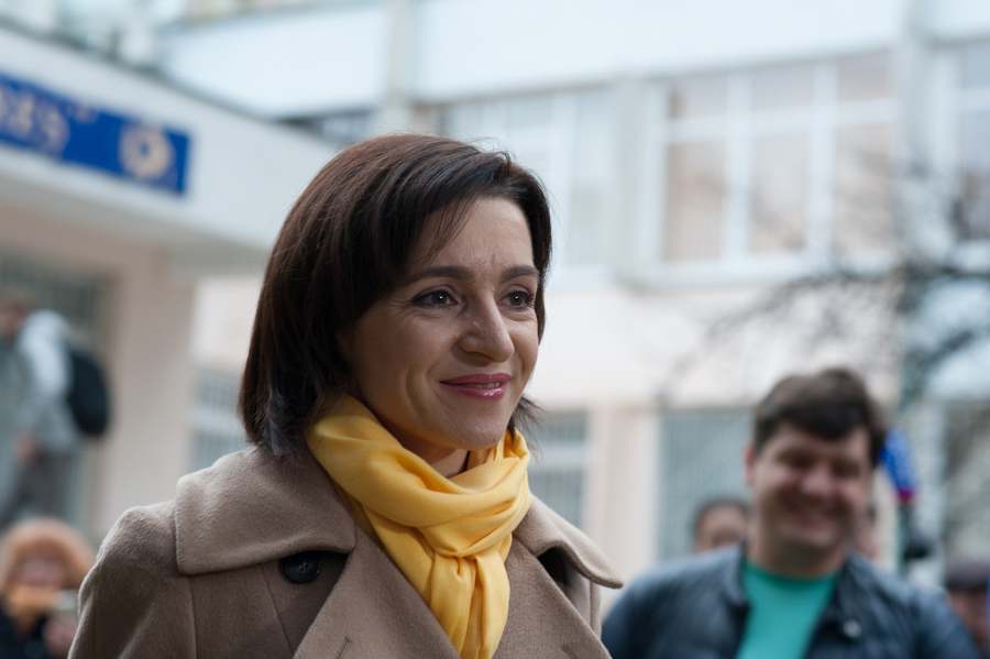 Maia Sandu pleacă de la secția de votare FOTO: Sandu Tarlev