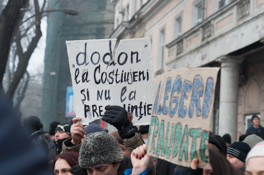 Unionoștii de la „Tinerii Moldovei” protestează vizavi de monumentul lui Ștefan cel Mare, chiar lângă susținătorii socialiști FOTO: Sandu Tarlev
