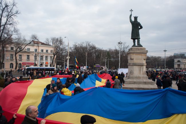 Tricolorul în scuarul Ștefan cel Mare