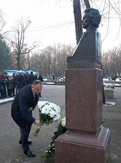 Igor Dodon depunde flori la bustul lui Mihai Eminescu. FOTO: Facebook